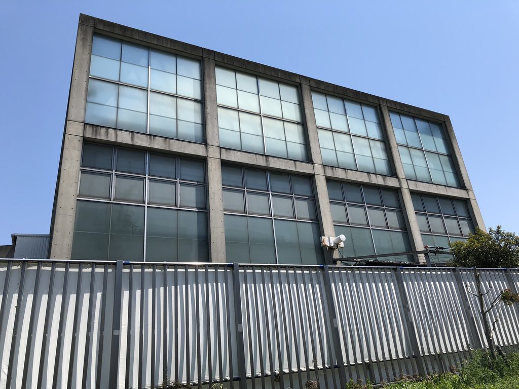 格子状フレームで構成された天王寺博覧会テーマ館のガラスファサード / Gridded glass facade of the Main Pavilion for the Tennoji Fair