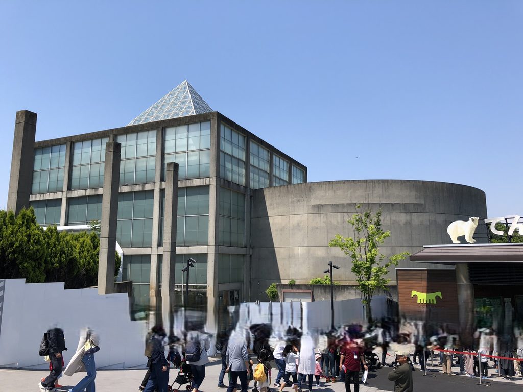 解体前の天王寺博覧会テーマ館を天王寺公園側から望む外観 / Exterior of the Main Pavilion for the Tennoji Fair before demolition, seen from Tennoji Park