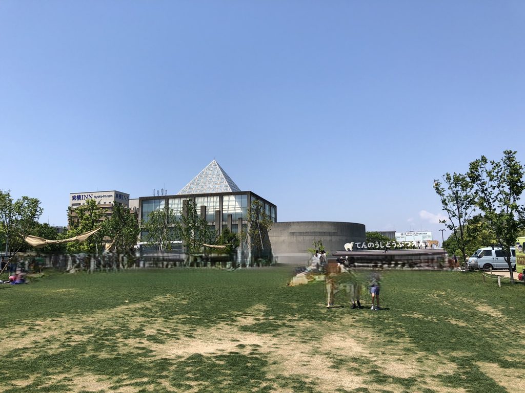 芝生広場越しに見る解体前の天王寺博覧会テーマ館 / Main Pavilion for the Tennoji Fair before demolition seen across the lawn