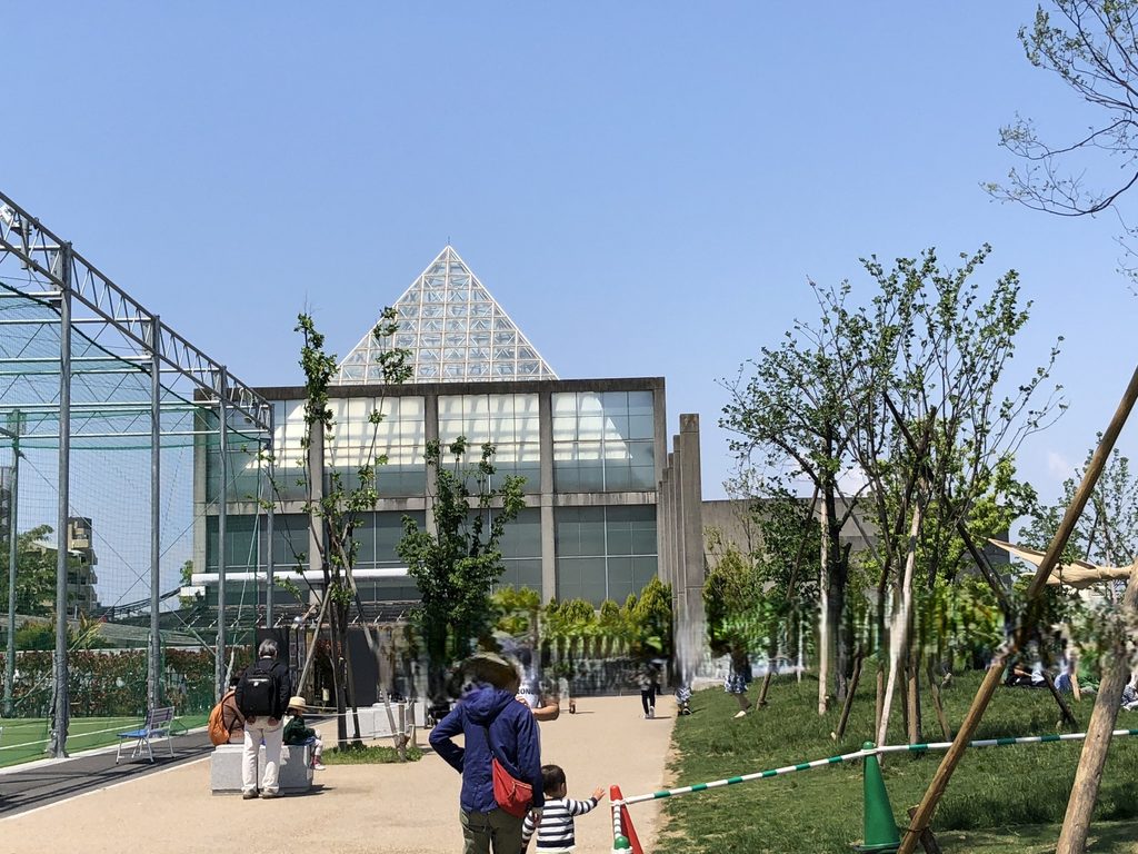 公園側から見る天王寺博覧会テーマ館のガラス外壁と周辺景観 / Glass exterior of the Main Pavilion for the Tennoji Fair within the surrounding park