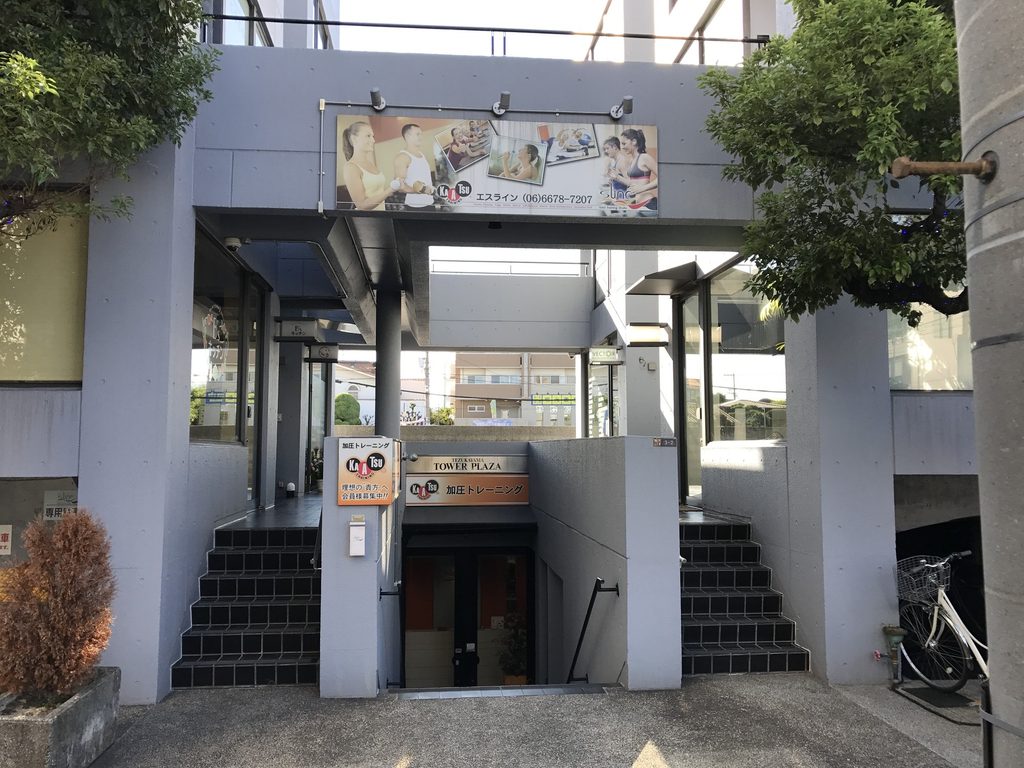 左右のヴォリュームの間に階段が入り込む帝塚山タワープラザ正面 / Front of Tezukayama Tower Plaza with stairs inserted between the volumes