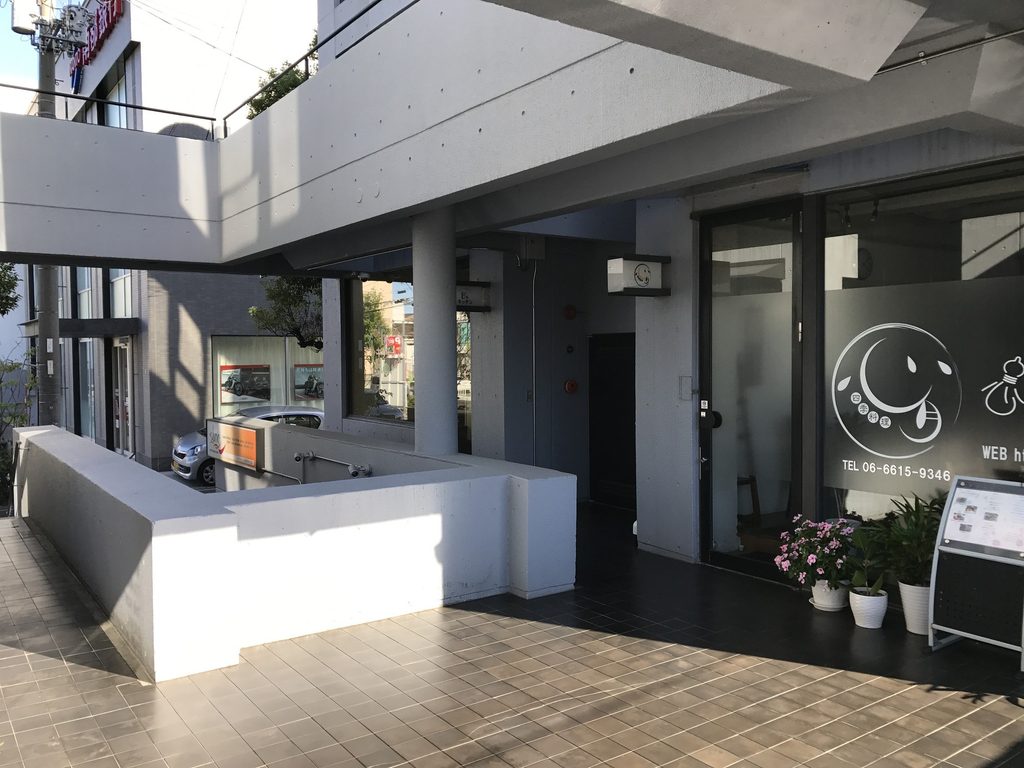 店舗の前を通る帝塚山タワープラザの細い共用通路 / Narrow shared passage in front of the shops at Tezukayama Tower Plaza