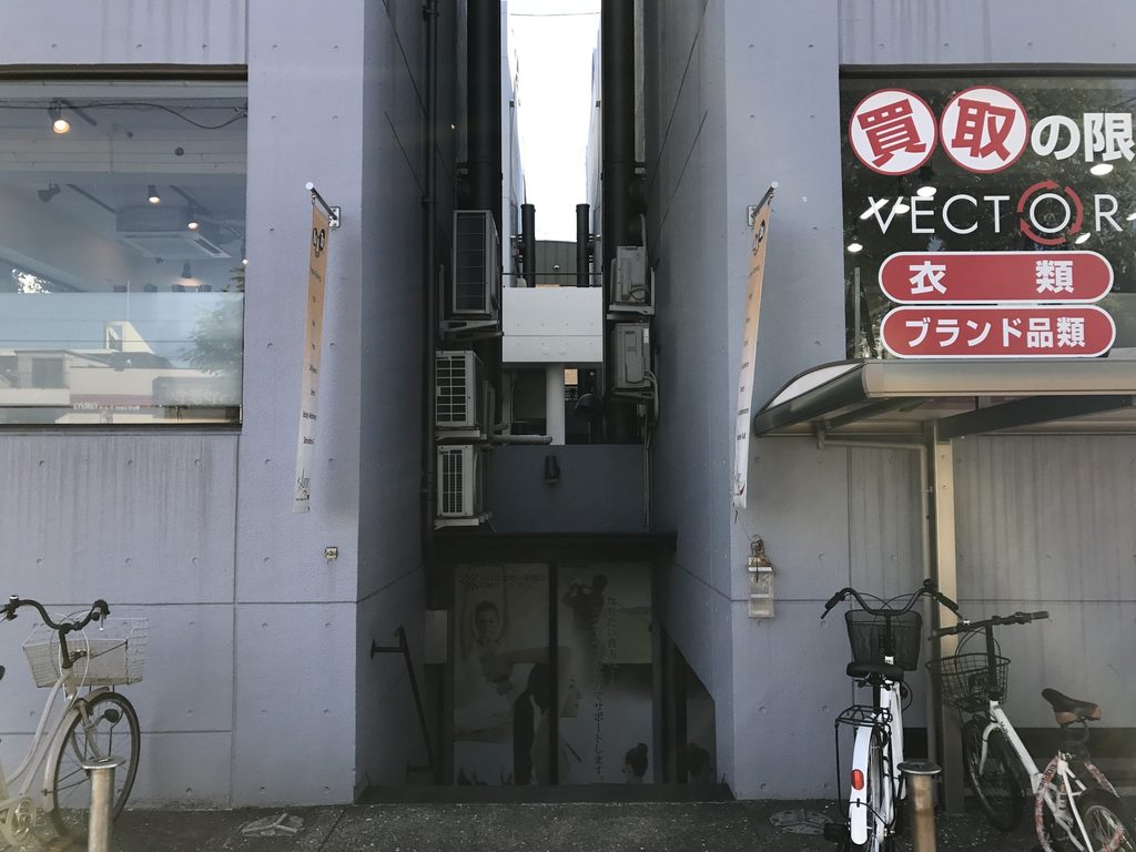 二つの壁の間に細い隙間が残る帝塚山タワープラザの側面 / Narrow gap between two walls at Tezukayama Tower Plaza