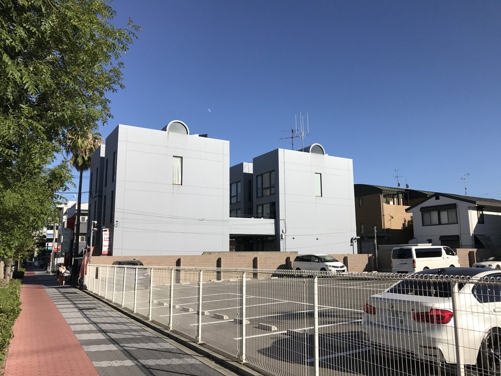 二つのヴォリュームをブリッジが結ぶ帝塚山タワープラザの背面 / Rear of Tezukayama Tower Plaza with a bridge connecting two volumes