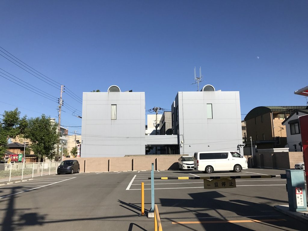 大きな壁面が並ぶ帝塚山タワープラザの背面 / Rear of Tezukayama Tower Plaza with large wall surfaces