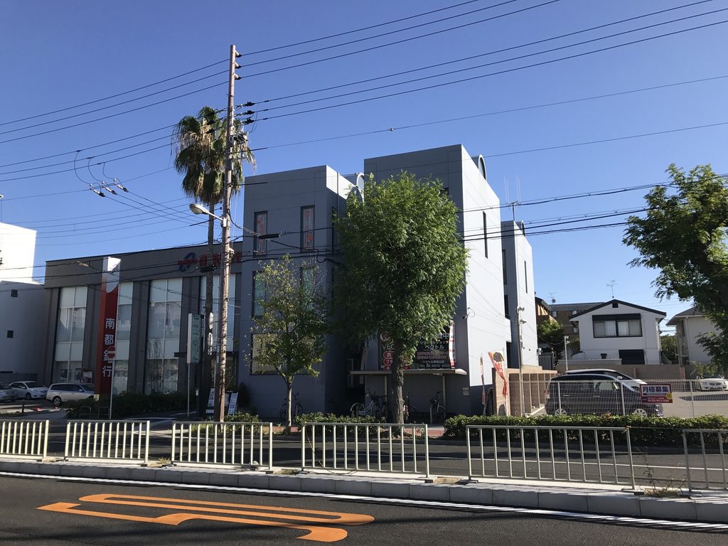 縦長の開口が並ぶ帝塚山タワープラザの道路側外観 / Street elevation of Tezukayama Tower Plaza with narrow vertical openings