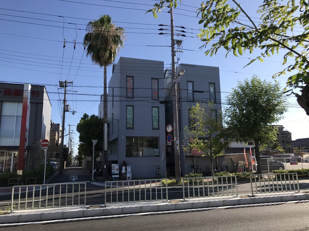 道路側から見る帝塚山タワープラザの分節された外観 / Fragmented street elevation of Tezukayama Tower Plaza
