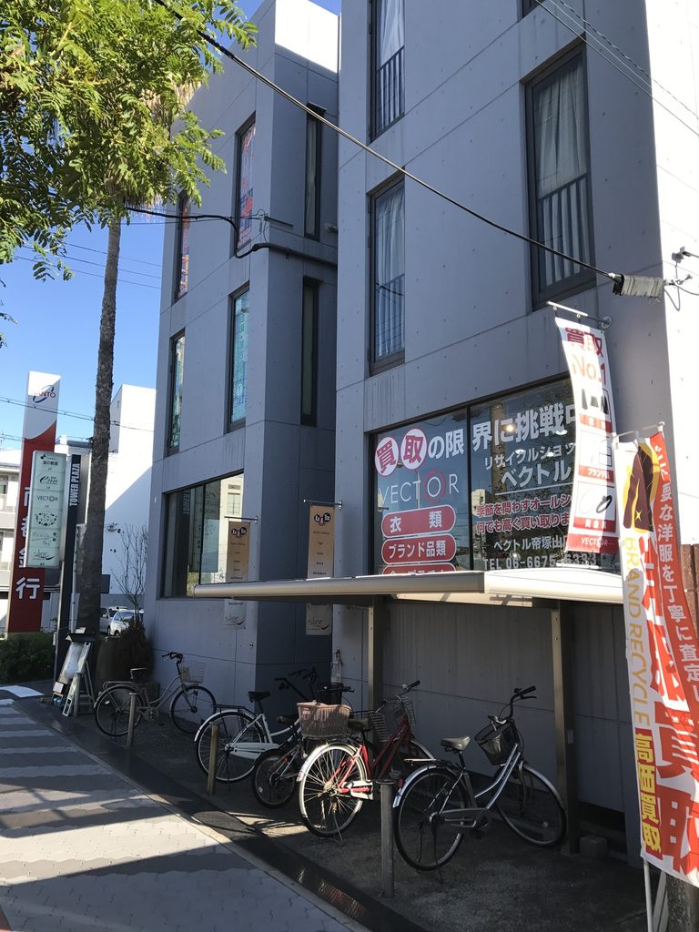店舗部分と上階のヴォリュームが重なる帝塚山タワープラザ / Commercial frontage and upper volumes of Tezukayama Tower Plaza