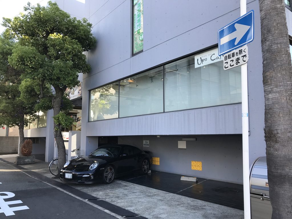大きな水平窓と後退した低層部を持つ帝塚山タワープラザ / Tezukayama Tower Plaza with a broad horizontal window and recessed lower level