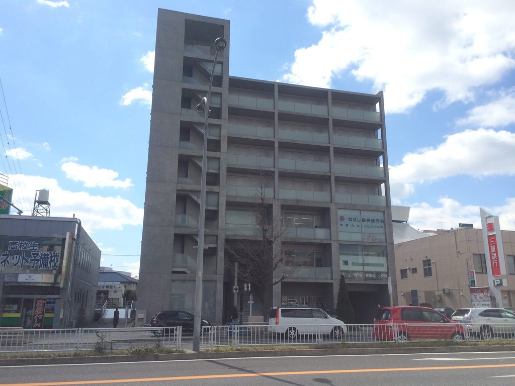 道路の反対側から見るTHE QOLの八層の正面外観 / Front elevation of THE QOL viewed from across the street