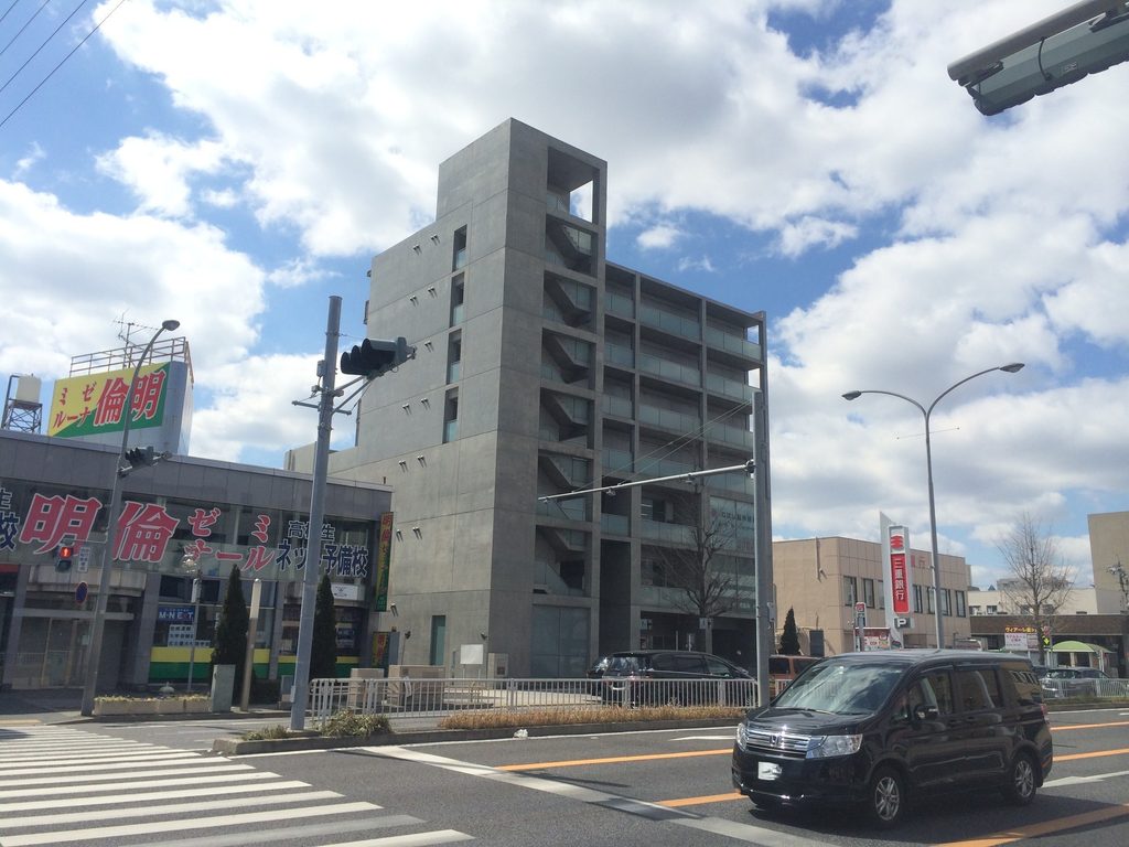 斜め方向から見るTHE QOLのバルコニーとコンクリート側壁 / Balconies and concrete side wall of THE QOL viewed obliquely
