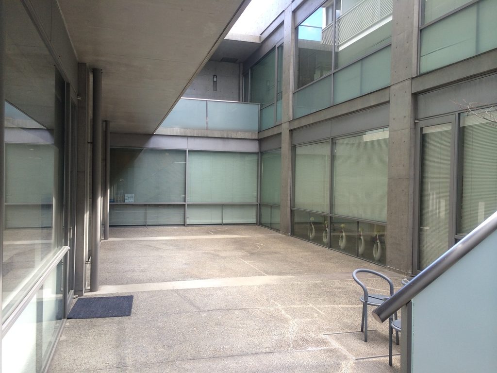 複数の通路と階段が接続するTHE QOLの低層部 / Intersecting walkways and stairs within the lower levels of THE QOL