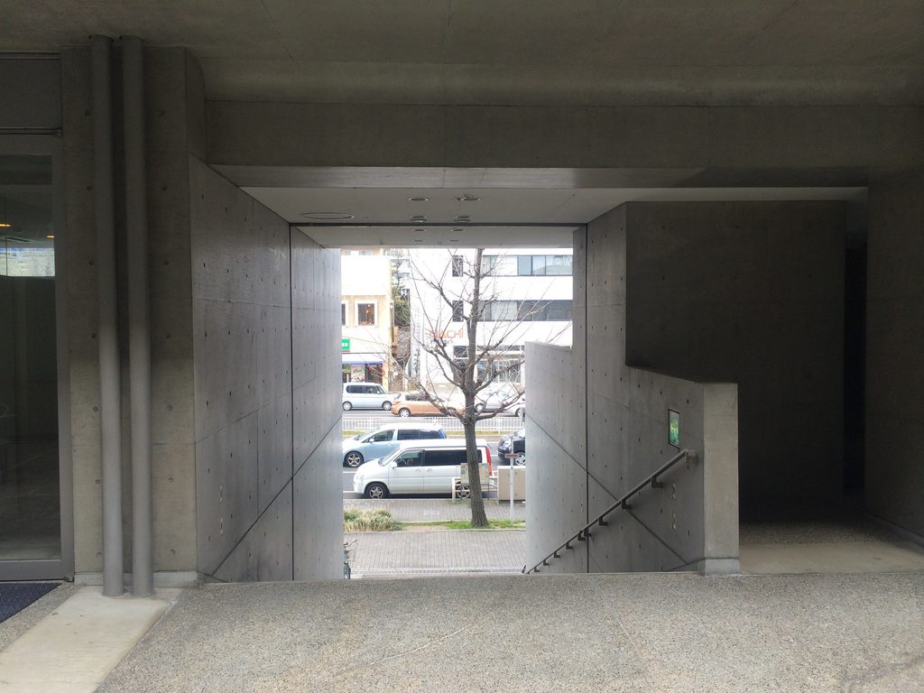 建物内部の階段から一社の街路を見るTHE QOL / Street view from an interior stair at THE QOL