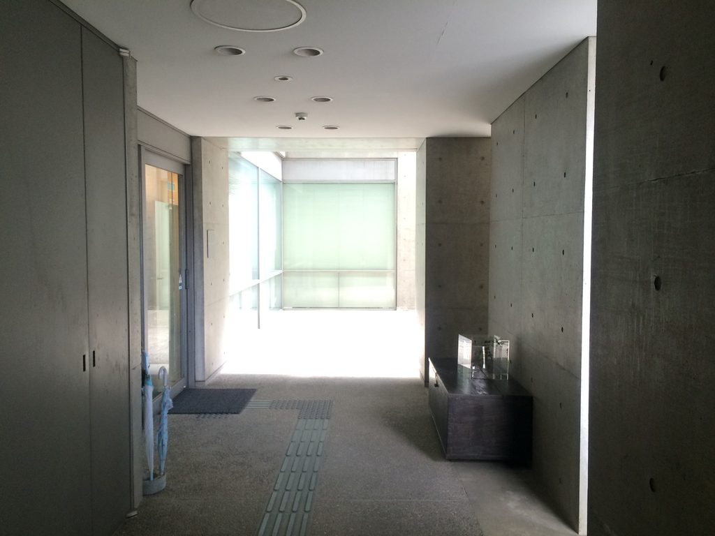 光の入るTHE QOLのコンクリート共用廊下 / Concrete communal corridor at THE QOL lit from the exterior