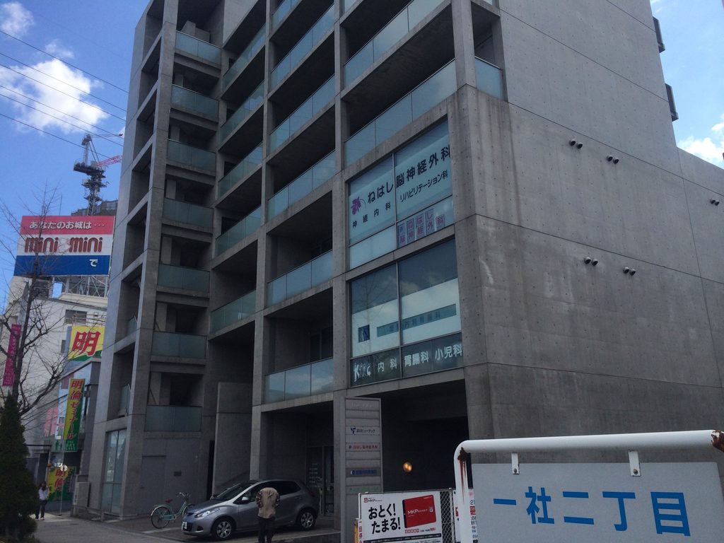 街路から見上げるTHE QOLのコンクリートとバルコニー / Concrete walls and balconies of THE QOL viewed from street level