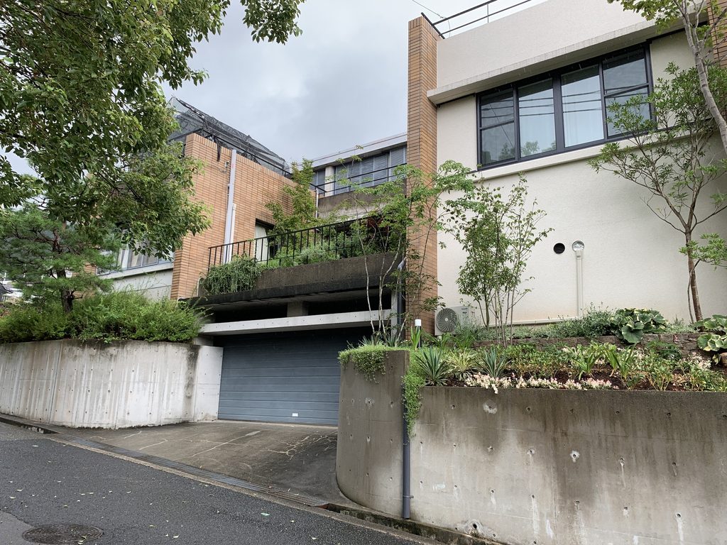 芦屋の傾斜地に建つビューコート朝日ヶ丘の道路側外観 / Street elevation of View Court Asahigaoka on a sloping site in Ashiya
