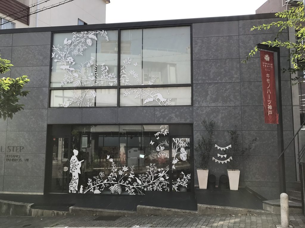 大きなガラス面と店舗ファサードが並ぶWALL STEP正面 / Front of WALL STEP with large glazed surfaces and commercial storefront
