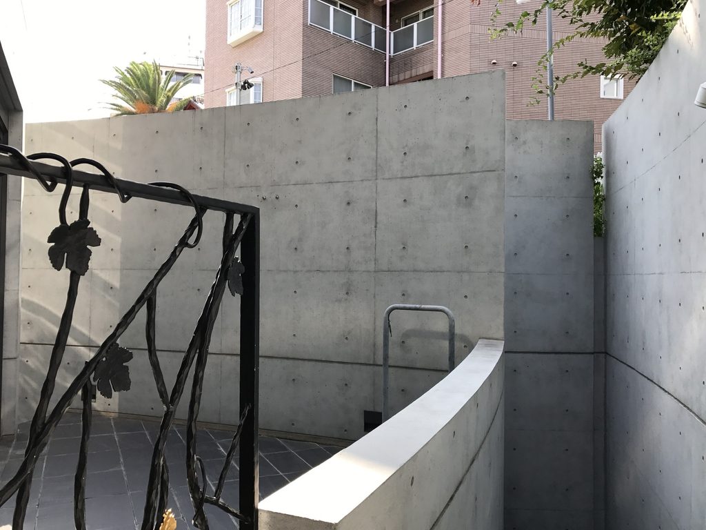 WALL STEPの踊り場から見るコンクリート壁と階段 / Concrete walls and stairs viewed from a landing at WALL STEP