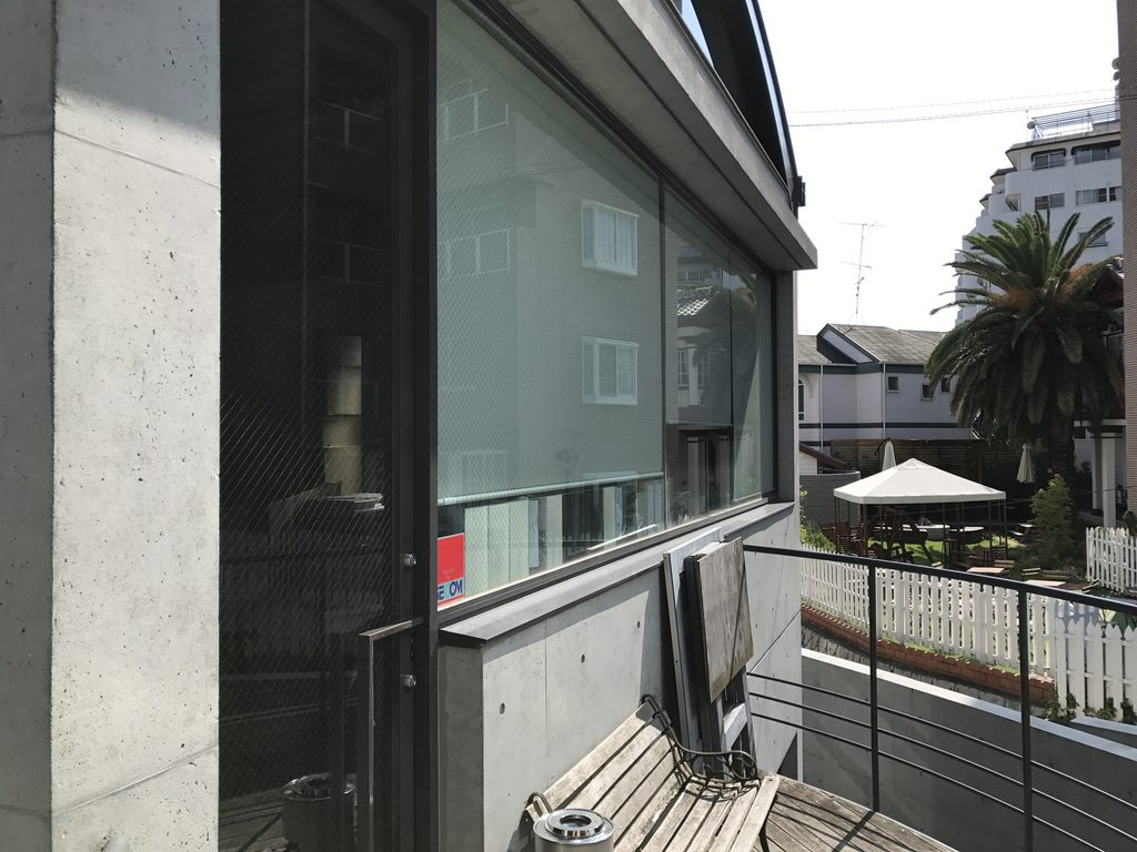WALL STEP上階のガラス面に沿って設けられた外部空間 / Upper-level exterior space beside the glazed facade of WALL STEP