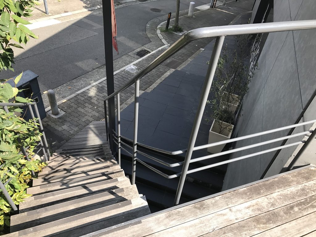 WALL STEP上階から街路方向へ見下ろす階段 / Stair descending toward the street viewed from the upper level of WALL STEP