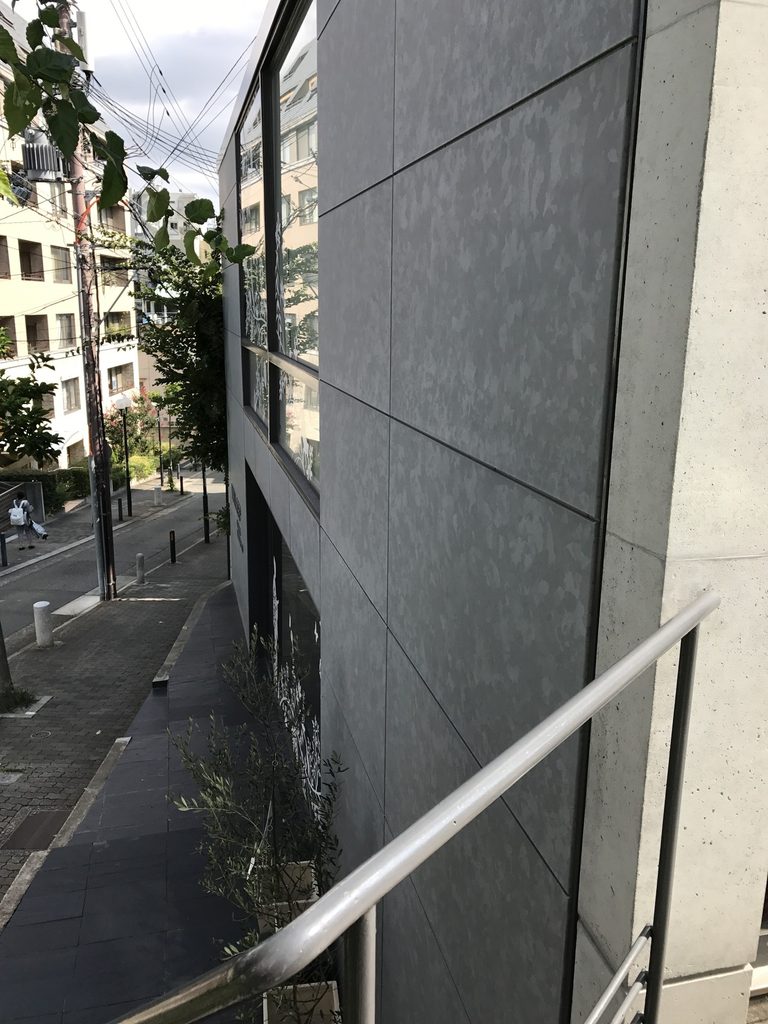WALL STEP上階から見た街路沿いの壁面 / Street-side wall of WALL STEP viewed from the upper level