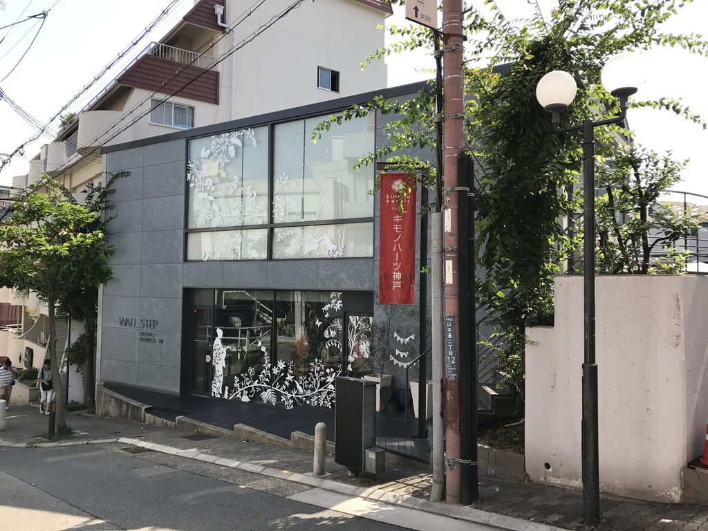 街路の反対側から見たWALL STEPの全景 / Overall view of WALL STEP from across the street